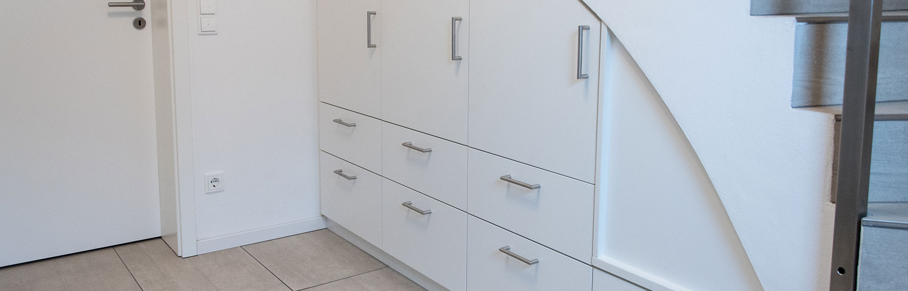 Einbauelement unter der Treppe Einbauelement unter der Treppe